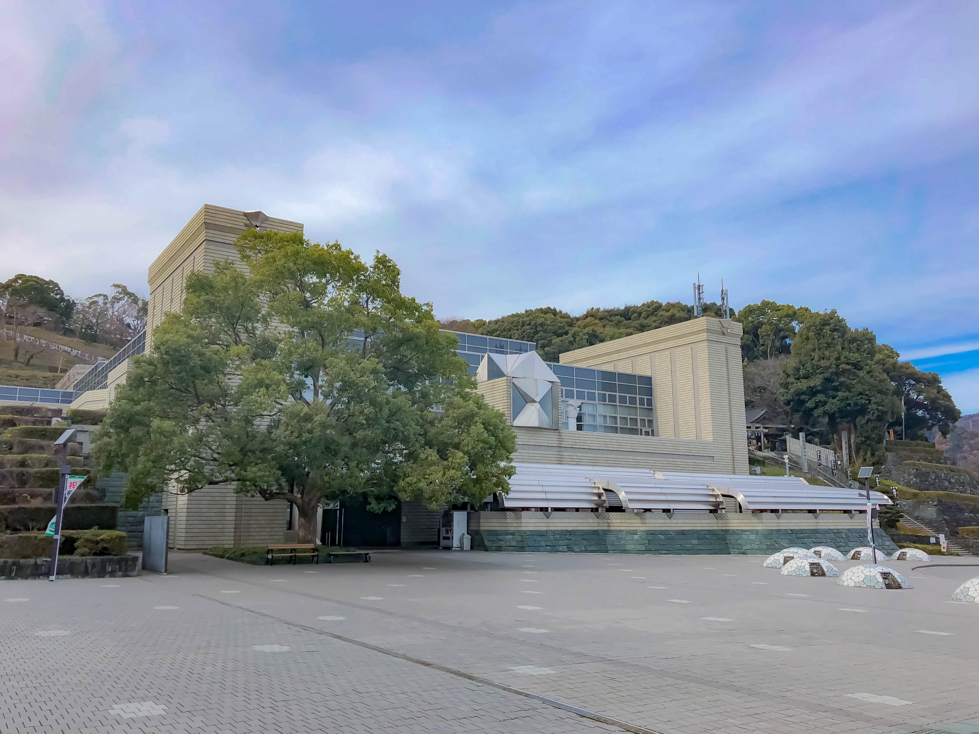 徳島県立21世紀館 (文化の森総合公園内)